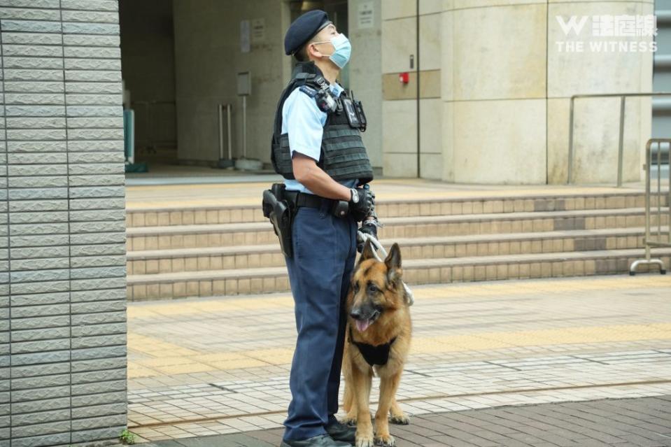 警方出動警犬在法院門外站崗。（攝：Tszhei Chan）