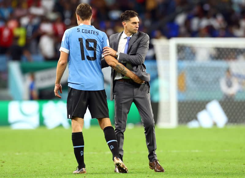 Foto del viernes del DT de Uruguay Diego Alonso y el defensor Sebastian Coates tras la eliminación en el Mundial