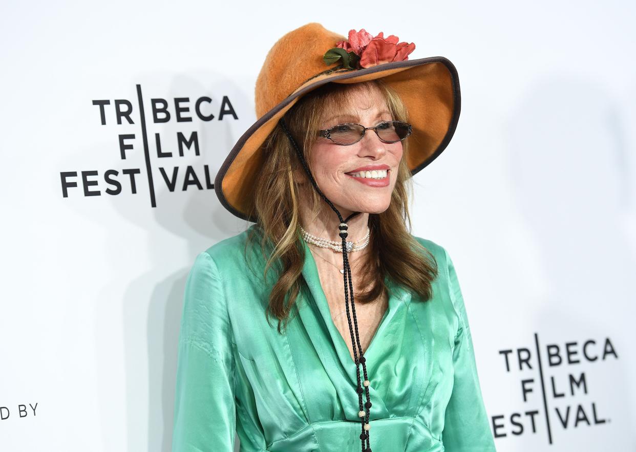 Carly Simon reveals details about her and Jackie Kennedy Onassis' friendship.