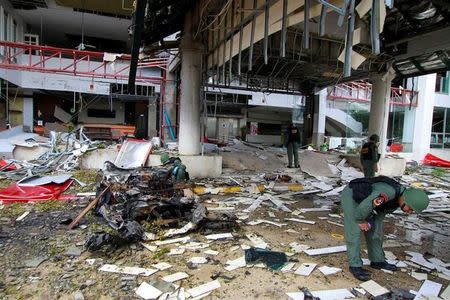 Thai soldiers inspect the scene of a car bomb blast outside a hotel in the southern province of Pattani, Thailand August 24, 2016. REUTERS/Surapan Boonthanom