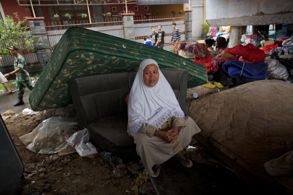 People shelter from floodwaters amongst their belongings beneath an overpass, on January 17, 2013 in Jakarta, Indonesia. Thousands of Indonesians were displaced and the capital was covered in many key areas in over a meter of water after days of heavy rain. (Photo by Ed Wray/Getty Images)