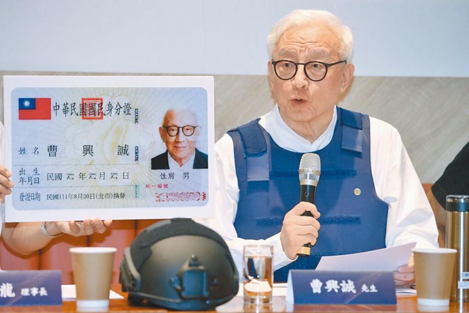 聯電創辦人曹興誠在臉書上控訴北市議員徐巧芯等人惡意攻擊，還曬出放棄新加坡國籍證明書。不料徐巧芯發現，曹今年1月才脫籍，也就是去年幫民進黨助選時仍是外國人，有違反選罷法嫌疑。（圖／本報資料照片）