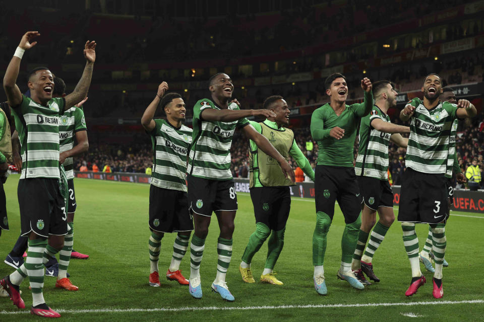 Jugadores del Sporting de Lisboa celebran tras ganar en la ronda de penales al Arsenal en los octavos de final de la Liga de Europa el jueves 16 de marzo del 2023. (AP Foto/Ian Walton)