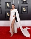 Die Schauspielerin betrat den Roten Teppich wie eine griechische Göttin in einer weißen Robe mit Schulterumhang und hohem Bein-Schlitz. (Bild: Getty Images)