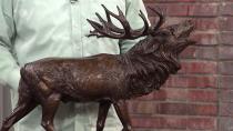 Ein imposanter Bronze-Hirsch von Richard Rusche aus den 1920er- oder 30er-Jahren holte 1.800 Euro. (Bild: ZDF)