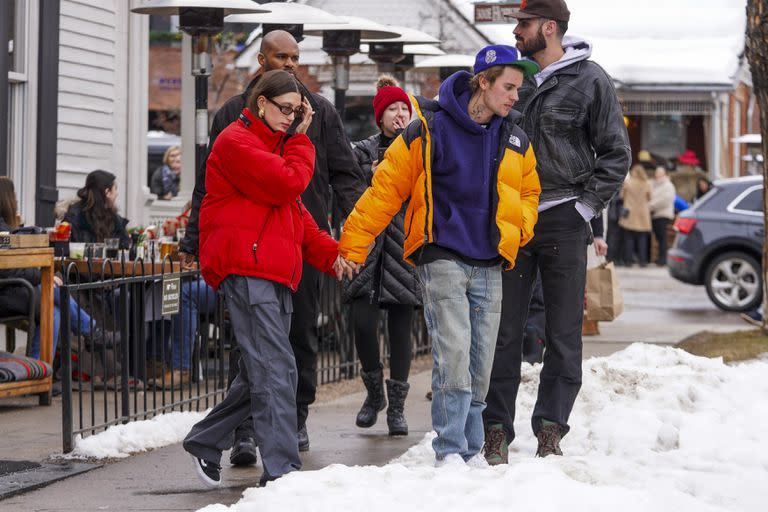 Hailey Bieber y Justin Bieber disfrutaron de un almuerzo en la White House Tavern de Aspen, donde se encontraron con Kylie Jenner y un grupo de amigos