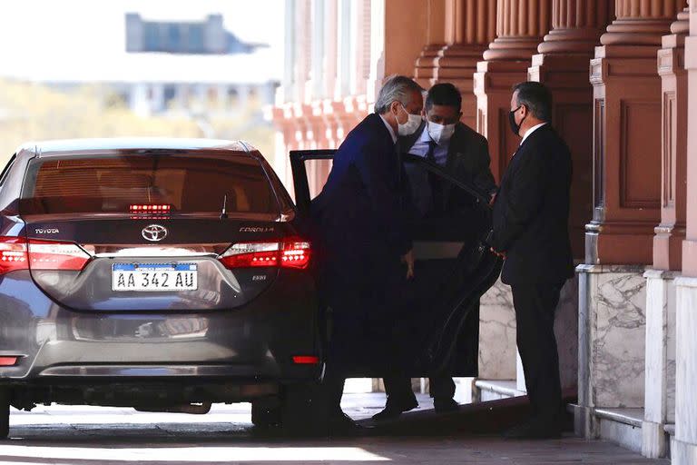 Alberto Fernández al llegar a Casa Rosada junto a Gustavoi Béliz