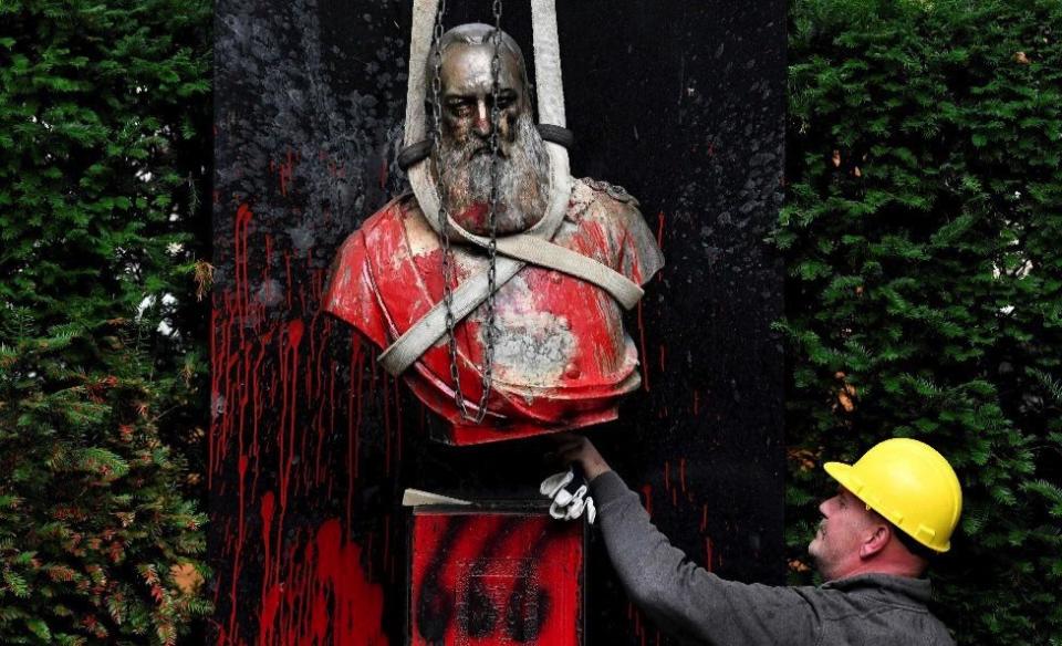 Una estatua del rey Leopoldo II vandalizada