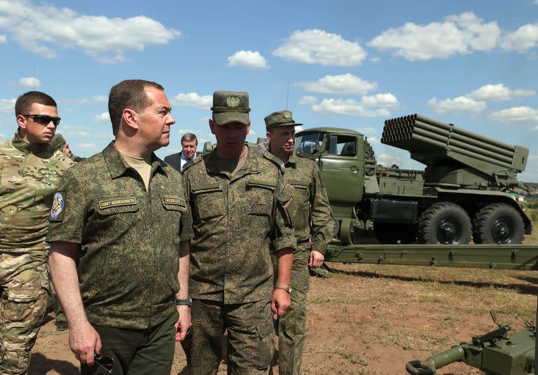 El vicepresidente del Consejo de Seguridad de Rusia y presidente del partido Rusia Unida, Dmitry Medvedev, segundo a la izquierda, visita la guarnición militar de Totsk en la región de Orenburg, Rusia, el viernes 5 de agosto de 2022. (Ekaterina Shtukina, Sputnik, Pool Photo vía AP)