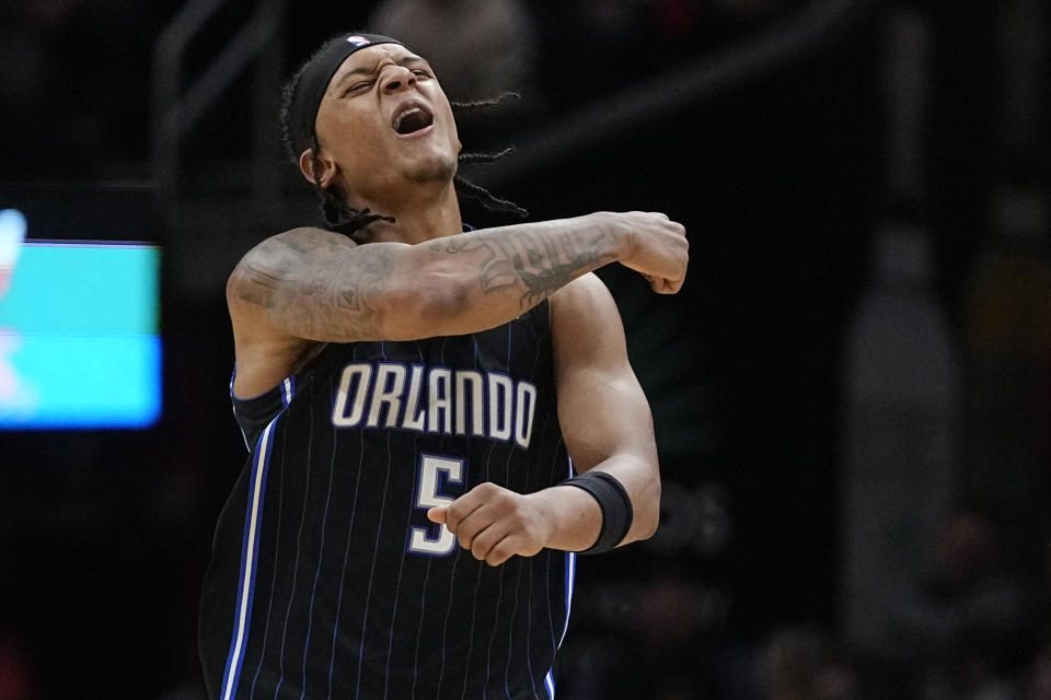 Paolo Banchero, del Magic de Orlando, festeja un triple ante los Cavaliers de Cleveland, en el duelo del jueves 22 de febrero de 2024 (AP Foto/Sue Ogrocki)