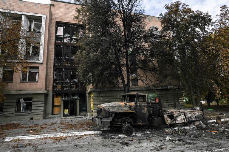 Un vehículo militar ruso destruido en la ciudad de Balaklia, en la región de Kharkiv, recapturada por los ucranianos