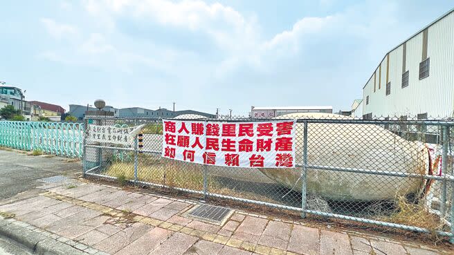 台南新營儲能廠遭居民反對，預定地被掛上「枉顧人民生命財產 如何信賴台灣」白布條。（張毓翎攝）