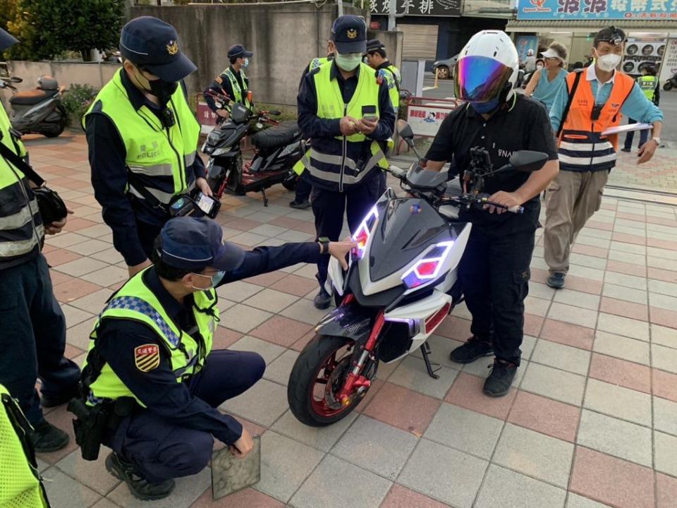 電動自行車改裝馬達、電池等，時速逾廿五公里且重量超過六十公斤，會被認定為拼裝車沒入。 （記者葉進耀翻攝）