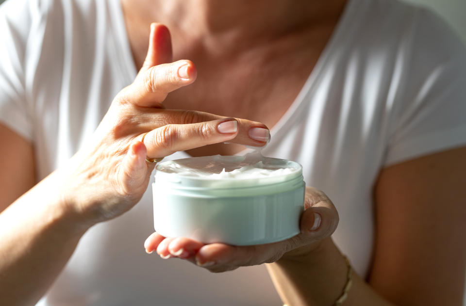 La textura de los productos puede ayudarnos a discernir el orden de los cosméticos. Las cremas con mayor espesor deben aplicarse al final. (Foto: Getty)
