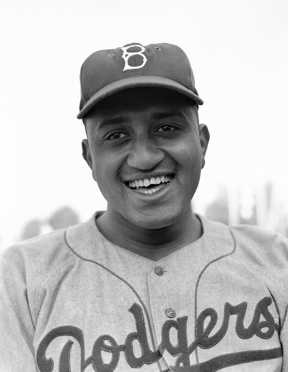 ARCHIVO - En esta foto del 28 de febrero de 1951, el lanzador Donald Newcombe de los Dodgers de Brooklyn en Vero Beach, Florda. Newcombe, uno de los primeros jugadores de raza negra en las mayores, ha fallecido. Tenía 92 años. (AP Foto/Harry Harris)