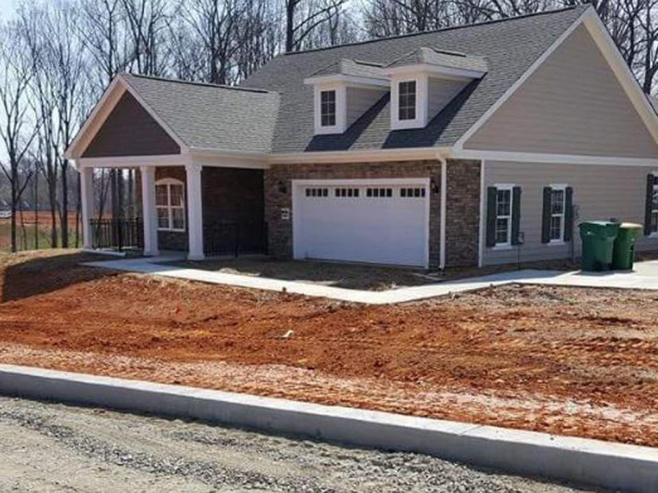 Finde den Fehler! Mit diesem Haus in North Carolina scheint auf den ersten Blick nichts falsch zu sein. Beim näheren Hinsehen fällt jedoch auf, dass ein entscheidendes Detail vergessen wurde: Die Zufahrt zur Garage. (Bild-Copyright: Reddit)