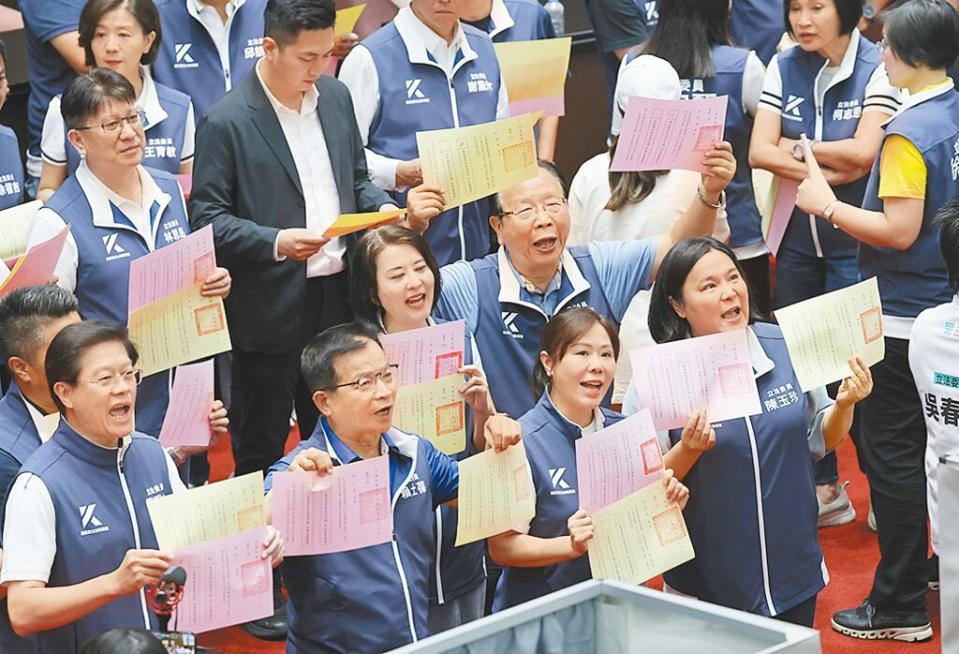 立法院21日處理覆議案，國民黨、民眾黨立委們紛紛領票並亮出選票。（姚志平攝）