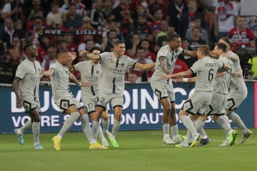 Kylian Mbappe (segundo izquierda) celebra con sus compañeros tras anotar el primero gol del Paris Saint-Germain ante Lille en la liga francesa, el domingo 21 de agosto de 2022. (AP Foto/Michel Spingler)