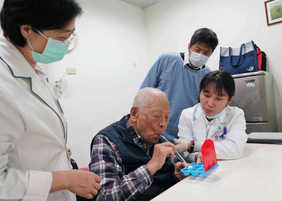97歲王先生經過近4個月治療與訓練，已逐漸恢復吞嚥功能。<br />（花蓮慈濟醫院提供）
