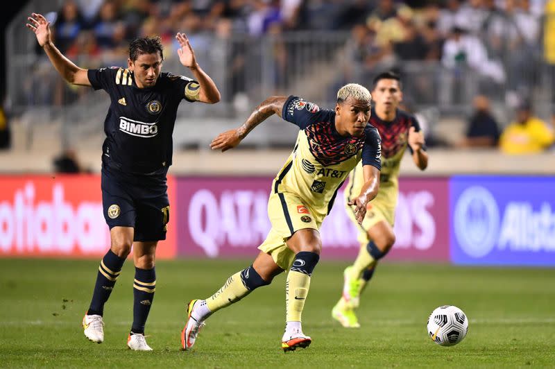 Colombiano Roger Martínez, delantero del América, conduce el balón durante el partido que su club ganó a Philadelphia Union en semifinal de Liga de Campeones Concacaf