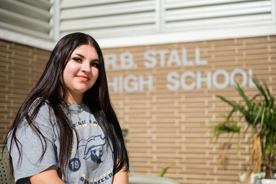 Mónica Venegas frente a la escuela secundaria R.B. Stall en North Charleston, Carolina del Sur. (Max Vittorio)