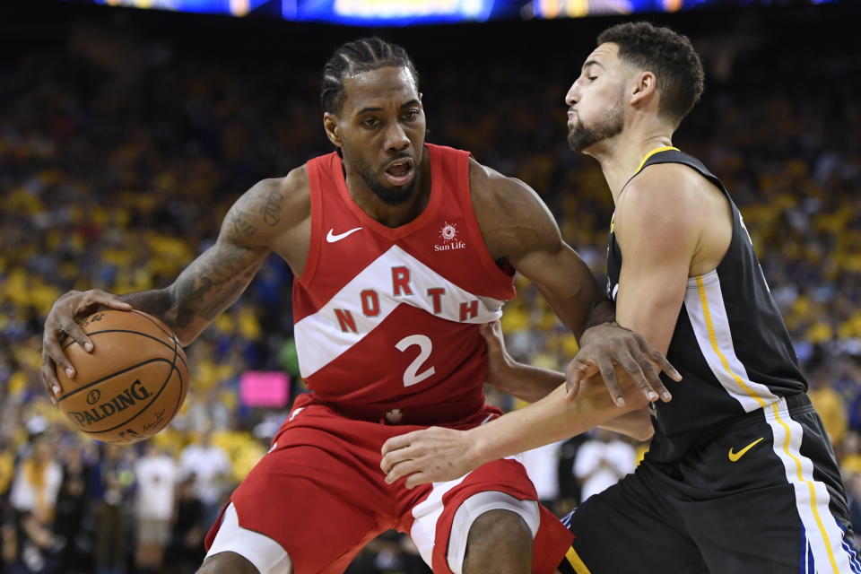 Kawhi Leonard, alero de los Raptors de Toronto, controla el balón delante de Klay Thompson, de los Warriors de Golden State, el jueves 13 de junio de 2019, en el sexto partido de la Final de la NBA  (Frank Gunn/The Canadian Press via AP)