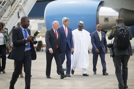 U.S. Ambassador to Nigeria James Entwistle (L) and Secretary of State John Kerry (C) walk with Nigerian government officials upon Kerry's arrival in Lagos January 25, 2015. REUTERS/Akintunde Akinleye