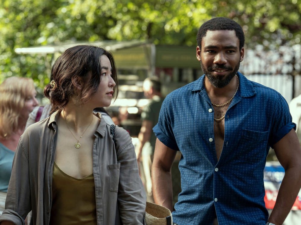 Maya Erskine und Donald Glover spielen in "Mr. & Mrs. Smith" Spione, die als Ehepaar auftreten müssen. (Bild: Amazon MGM Studios/David Lee/Prime Video)