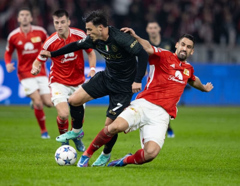 Napoli's Eljif Elmas (C) battles for the ball with Union's Rani Khedira (R) and Robin Knoche during the UEFA Champions League group C soccer match between 1. FC Union Berlin and SSC Napoli at Olympiastadion. RB Leipzig have already reached an agreement with Napoli and North Macedonia midfielder Eljif Elmas over a January transfer, The Athletic reported on 20 December. Andreas Gora/dpa