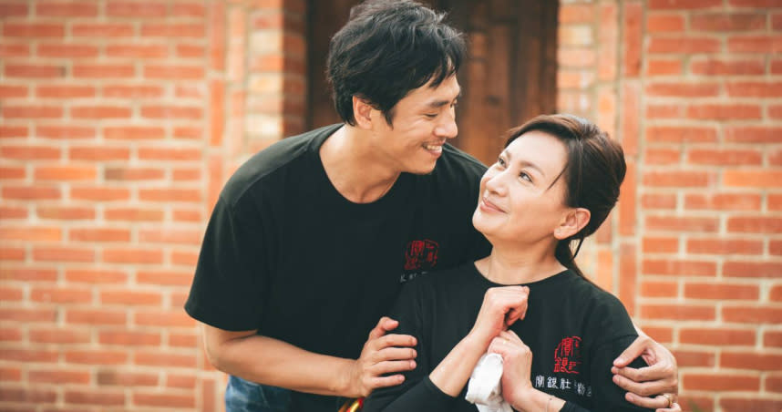 陳亞蘭與莊凱勛在《勇氣家族》中鶼鰈情深。（圖／華視、公視台語台提供）