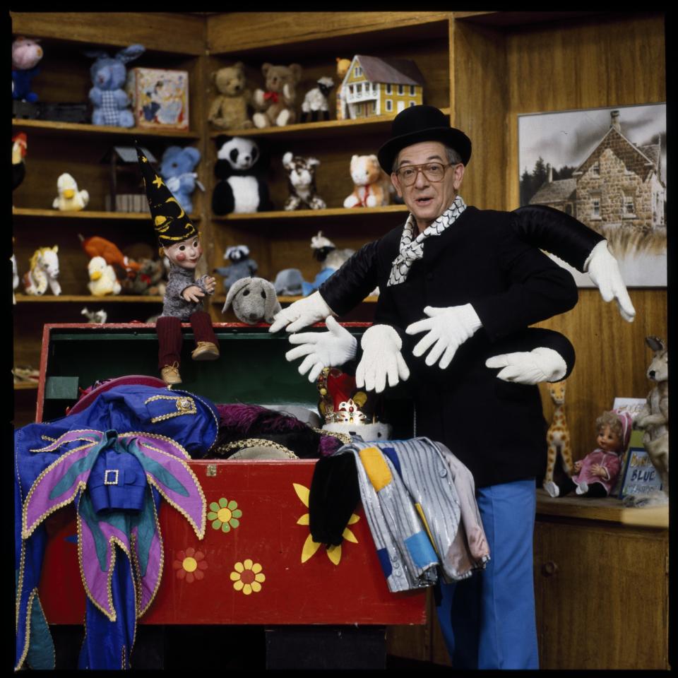 Ernie Coombs with Casey and Finnegan on Mr. Dressup