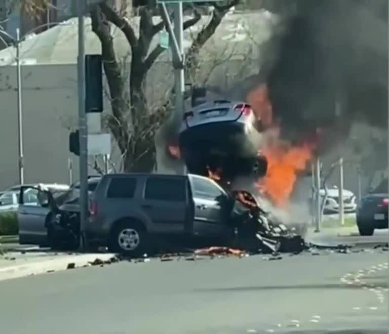 El choque provocó el incendio de dos de los autos involucrados