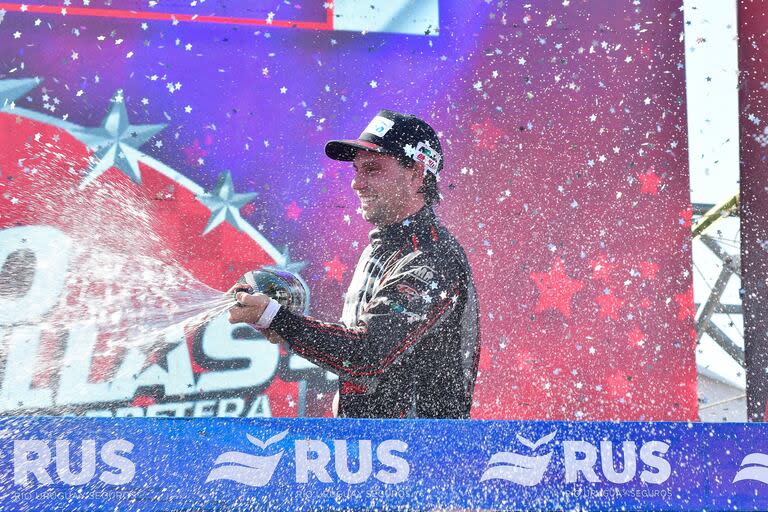 La celebración de Santiago Álvarez, para la historia: en el Desafío de las Estrellas sumó su primera victoria en el Turismo Carretera y festejó el estreno triunfal del modelo Camaro, de Chevrolet