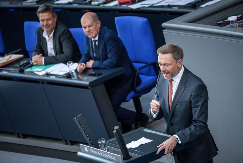 Die Folgen der Inflation sind spürbar, doch Finanzminister Christian Lindner (FDP) mahnt, nicht zu viel Geld auszugeben. - Copyright: picture alliance/dpa | Michael Kappeler