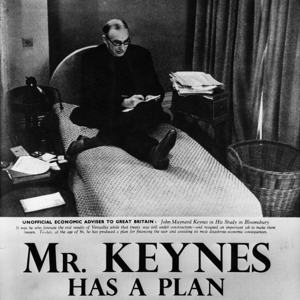 Página de periódico con el título: &quot;Mr. Keynes tiene un plan&quot; y una foto de Keynes en su estudio en Bloomsbury