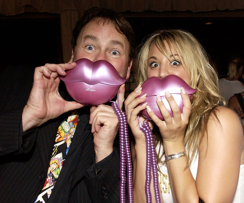John Ritter and Kaley Cuoco goof around at the 2003 Teen Choice Awards. (Photo: Chris Weeks/WireImage for Backstage Creations) 