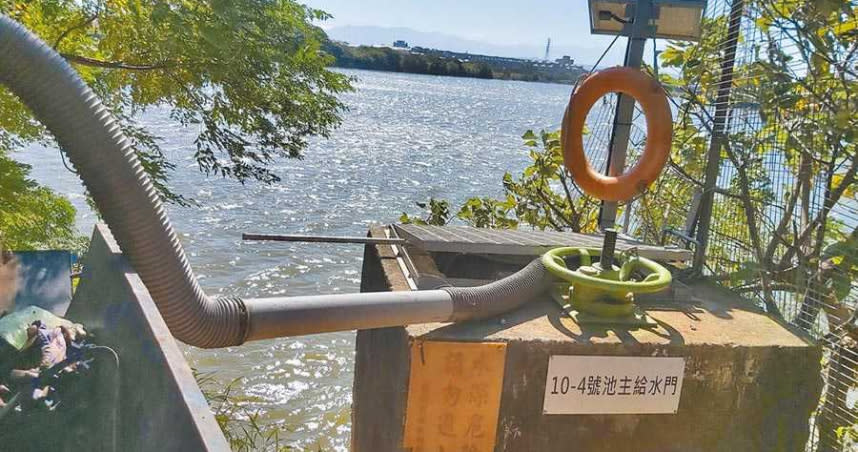 大園警方發現農民在桃園大圳10－4號池設置抽水設備，偷水使用。（圖／農田水利署桃園管理處提供）