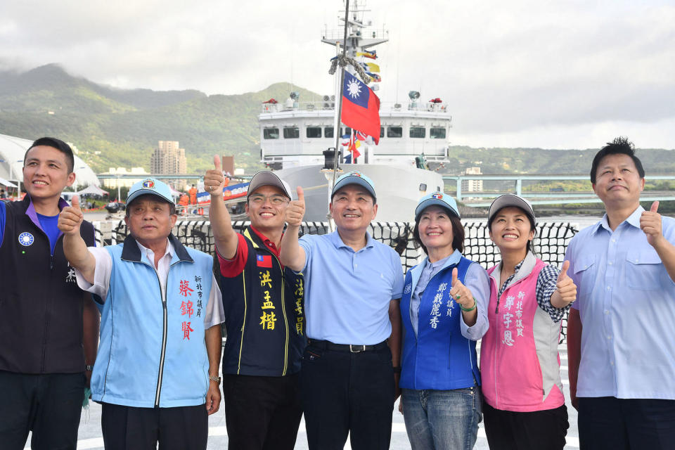 「新北振興168系列活動-港灣親水嘉年華」，侯友宜與當地民代一起登艦體驗。   圖：新北市政府提供 