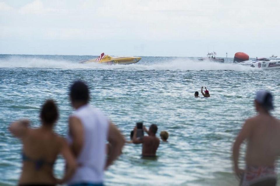 Lanchas de motor Superstock deslizándose junto a los espectadores que vadean en el agua a lo largo de Lido Beach el sábado por la tarde, en Lido Key en Sarasota, en una foto de archivo de julio de 2017. Zack Wittman/zwittman@bradenton.com