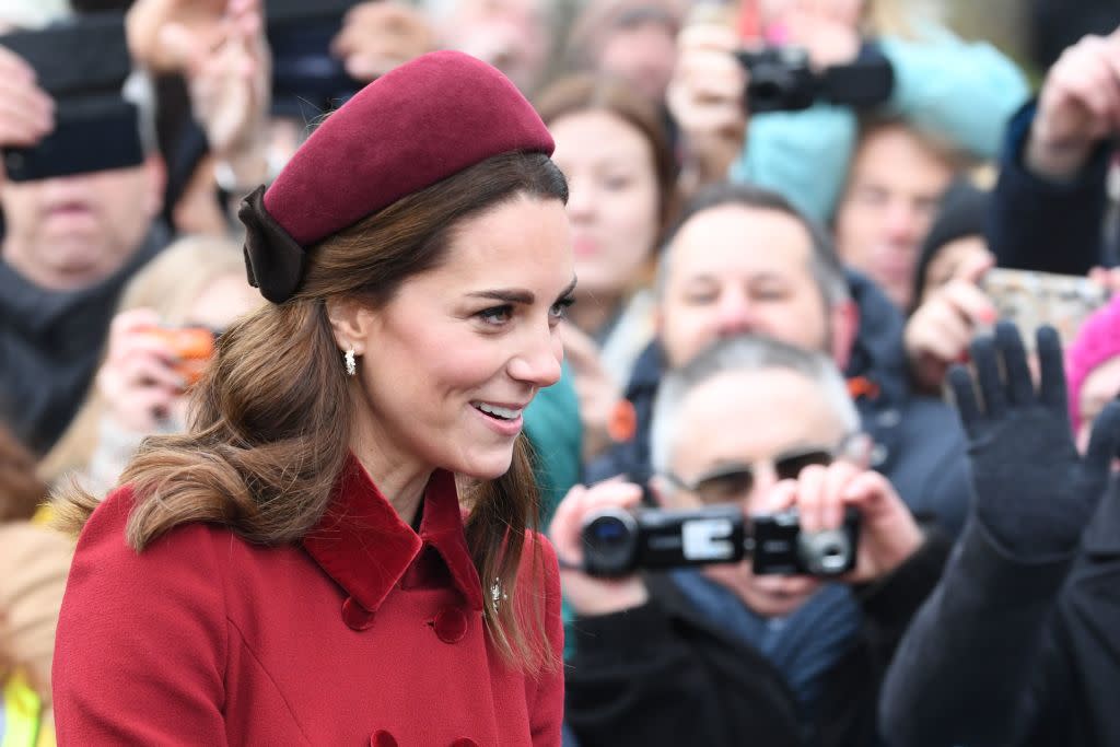 Der Samtreif in Bordeaux vervollständigte Herzogin Kates Outfit beim Kirchenbesuch mit der Queen zu Weihnachten. (Bild: Getty Images)