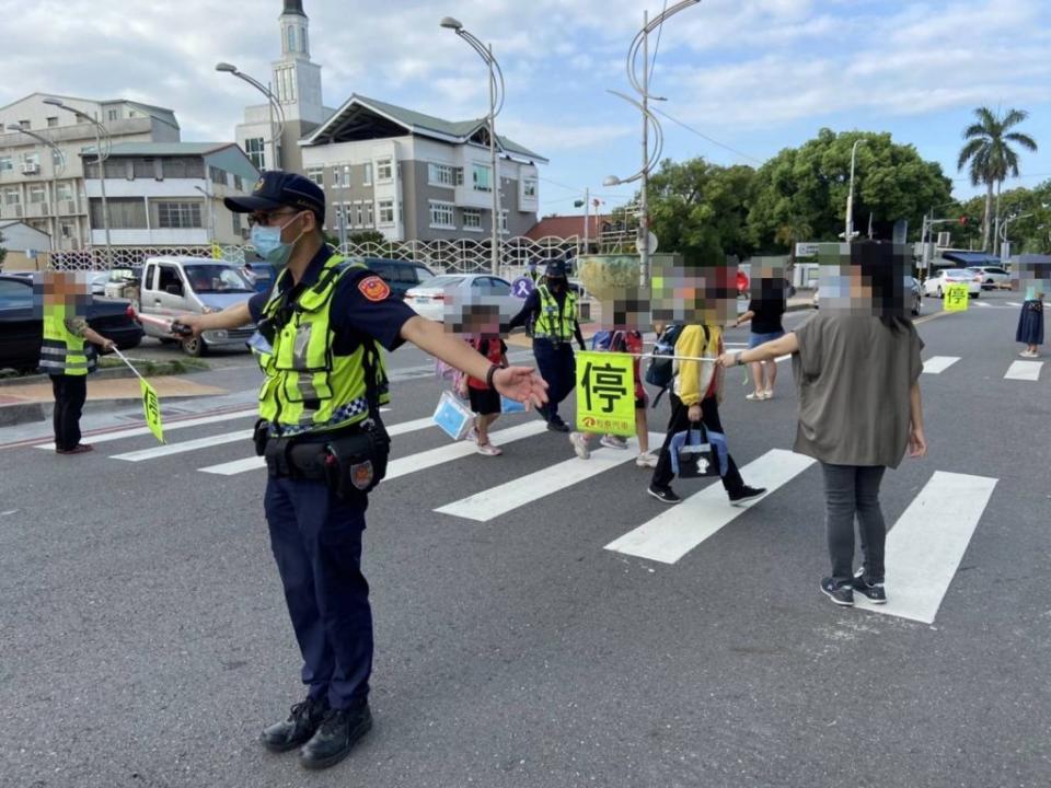 水上分局各分駐所主動配合學校開學日規劃護童勤務，維護學童安全。（記者張翔翻攝）