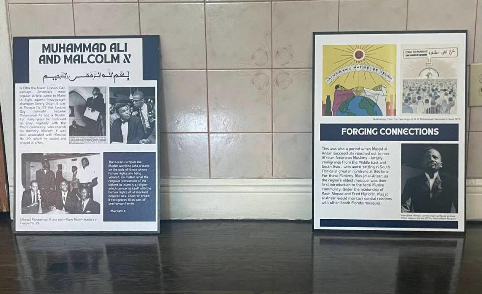 Carteles con fotos de Muhammad Ali y Malcolm X expuestos en Masjid Al-Ansar durante la jornada de puertas abiertas del Ramadán, el jueves 6 de abril de 2023. Masjid Al-Ansar es la mezquita más antigua de la Florida.