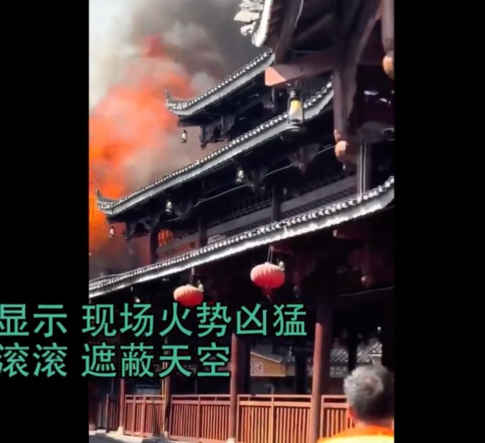 中國貴州省著名旅遊景點「西江千戶苗寨」今（10）日上午突發火災事故，當地傳出數起爆炸聲響，並竄升濃濃黑煙。   圖：擷取自中國媒體「青蜂俠」