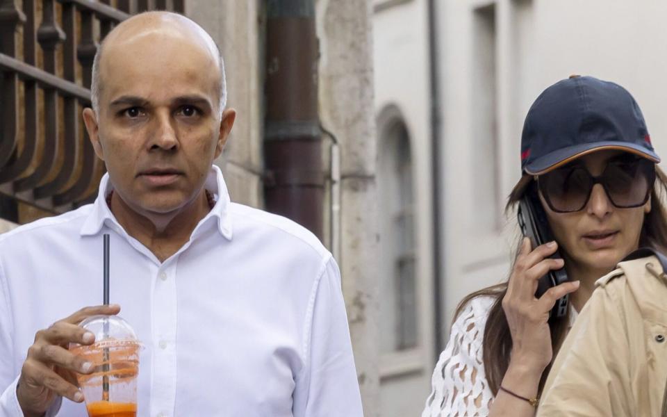 Ajay Hinduja (L) and his wife Namrata