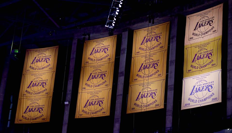 The Lakers' 2020 championship banner being unveiled. (Keith Birmingham/MediaNews Group/Pasadena Star-News via Getty Images)