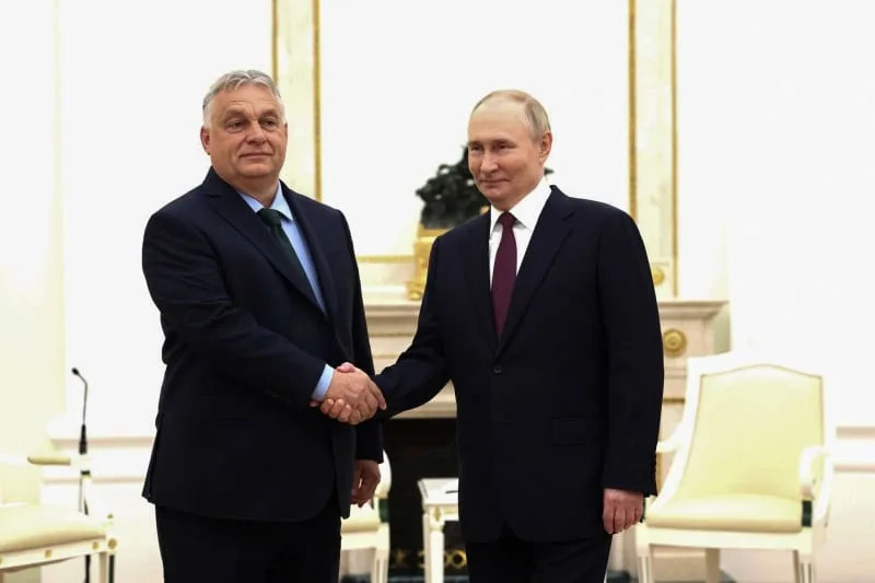 Russian President Vladimir Putin (R) shakes hands with Hungary's Prime Minister Viktor Orban during their meeting in Moscow. Hungary's Orban justifies Moscow visit in leaked letter to EU leaders. -/Kremlin/dpa