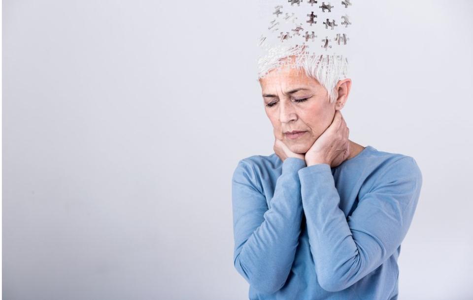 Mujer con el cerebro en figura de rompecabezas