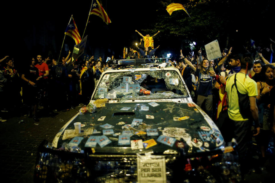 <p>Pro-independence supporters take part in a rally in support for the Catalonia’s secession referendum, in Bilbao, northern Spain, Saturday, Sept. 30, 2017. (Photo: Alvaro Barrientos/AP) </p>