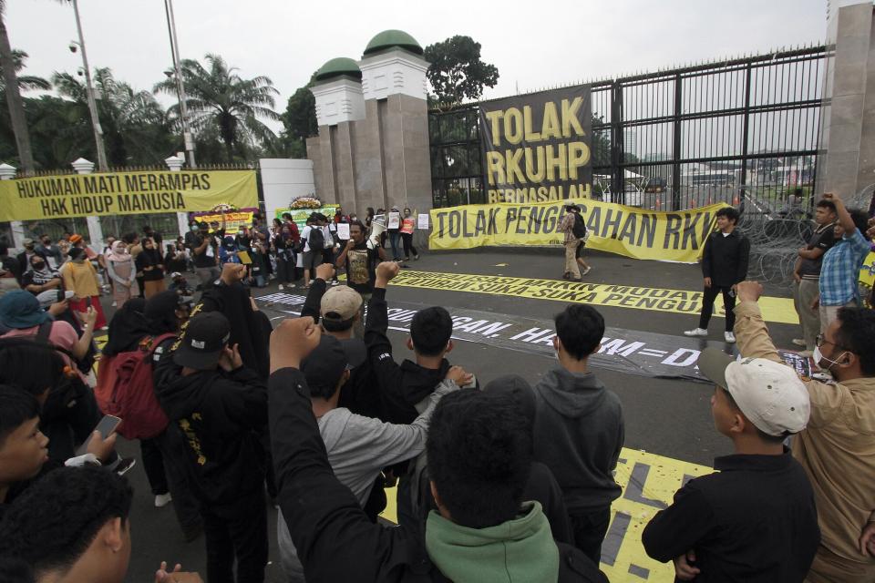 A number of activist for human rights hold a demonstration at the front parliament building against draft criminal code in Jakarta, Indonesia on December 5, 2022. In their action, they rejected articles that perpetuate corruption in Indonesia, silence press freedom, and regulate public-private space.