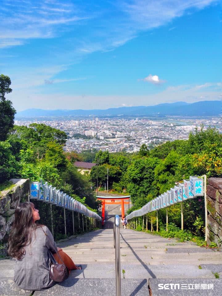 （上圖）位在日本福岡縣久留米市的神社，有1600年以上的悠久歷史，長長的階梯也是特色之一；（下圖）阿蘇市位於日本熊本縣東北部，阿蘇火山是當地著名的活火山。（圖／彥彥，日本沉潛中授權提供）